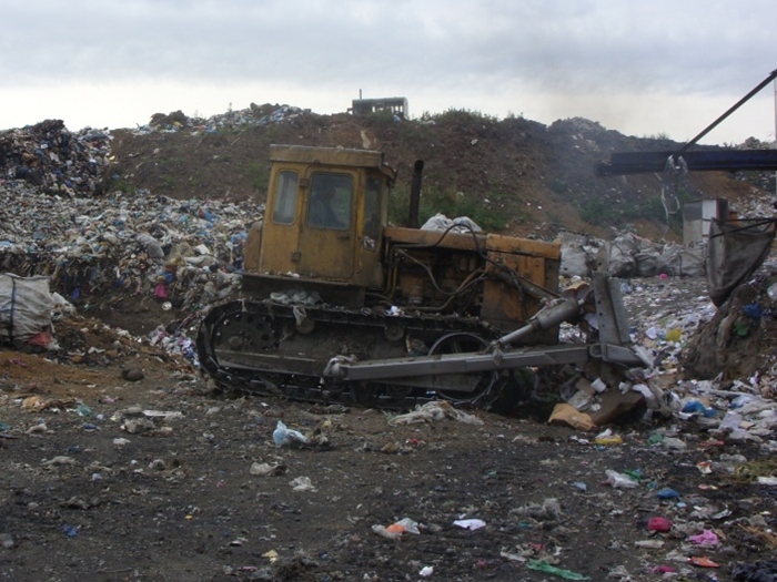 свалка пластика. отходы 2018. мусор томск. мусорный полигон воскресенск. свалка в городе.