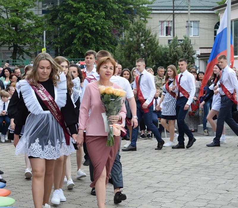 Выпускной 11 класс. Выпускники 11 класса. Образ выпускника 11 класса. Учителя на выпускном. Номер на выпускной 11 класс