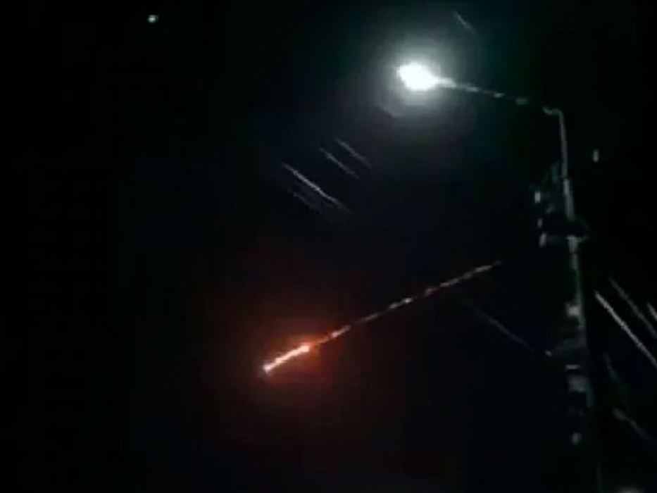 Ракета над ростовом. Ракета над ростовом. Ракета над ростовом. Следы в небе над ростовом. Ракета в небе ночью.